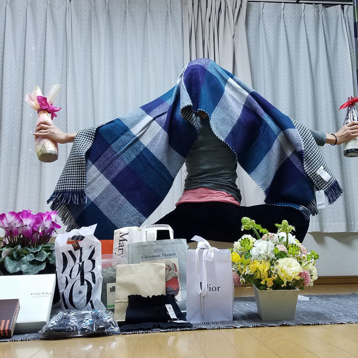 両手に？