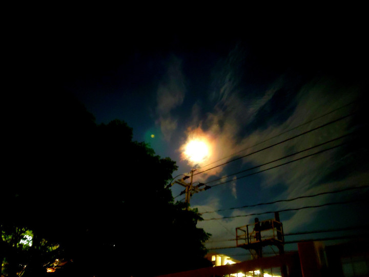 太陽のような月