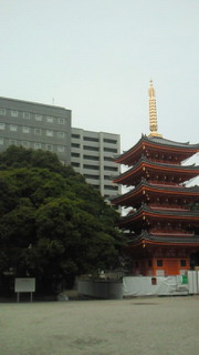 東長寺とキャナルシティ