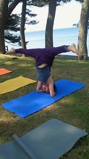 外でヨガポーズ